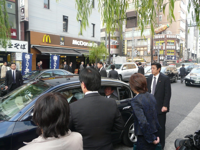 佐藤ゆかりに見送られ新橋駅前を後にする石破茂幹事長