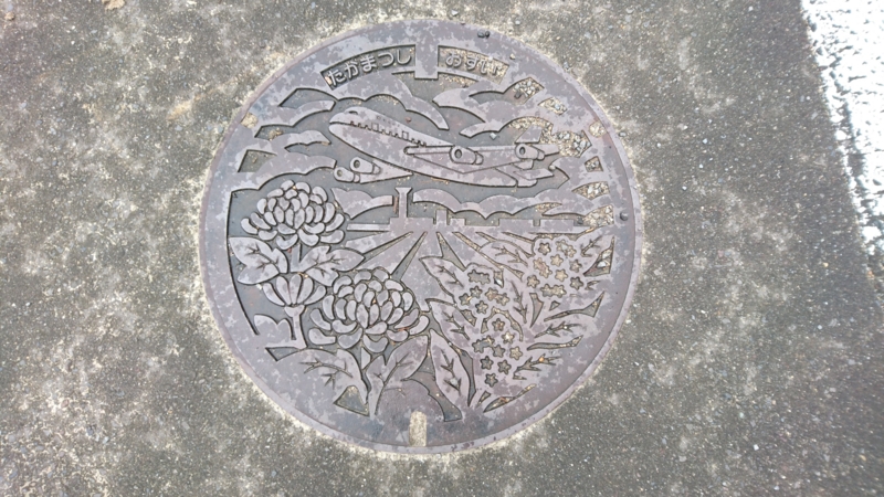 香川県高松市のマンホール(旧香南町、高松空港、キク、モクセイ)