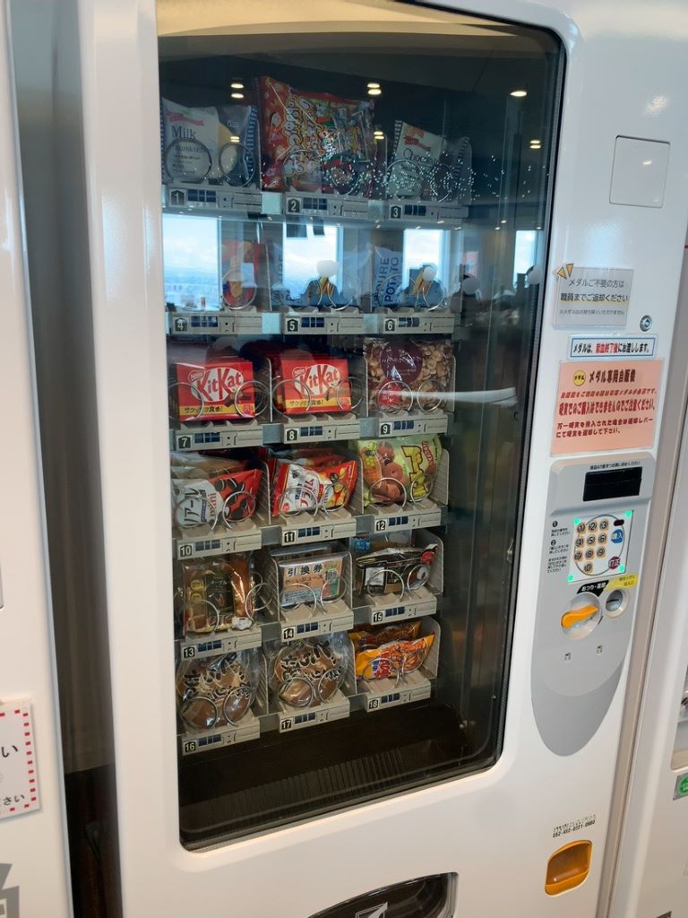 お菓子の入っている自販機 献血後にもらえるメダルを使って1つもらえる