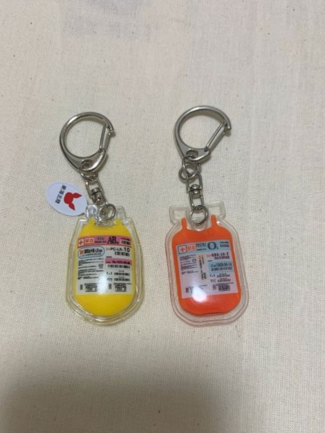血液バッグをもしたキーホルダー　成分献血をもしたものは黄色になっている