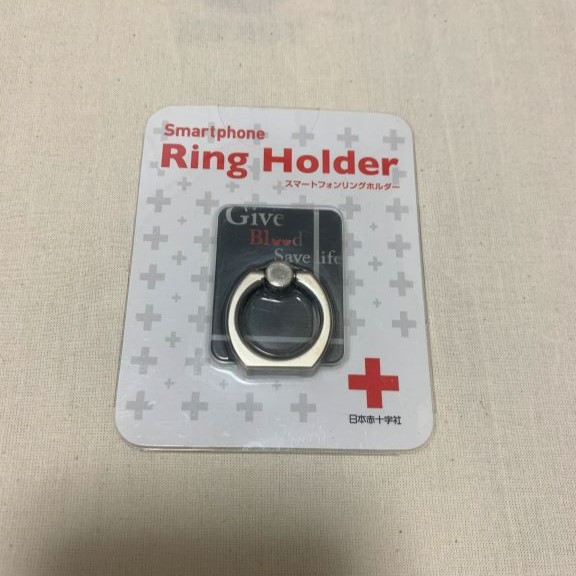 スマートフォン用のリングホルダーの写真　Give Blood Save life と書かれている
