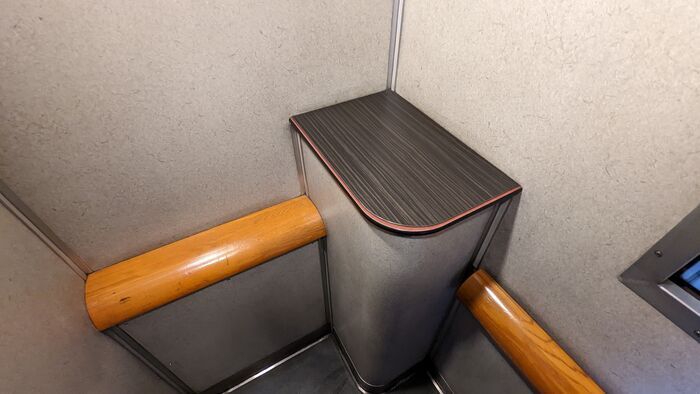 JR四国 N2000系 特急宇和海 デッキスペース