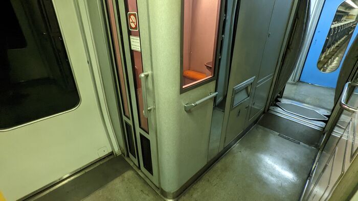 JR四国 N2000系 特急宇和海 デッキスペース