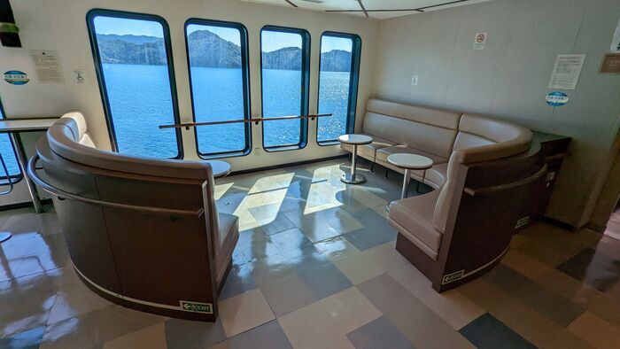 宇和島運輸フェリー　あかつき丸　ロビー