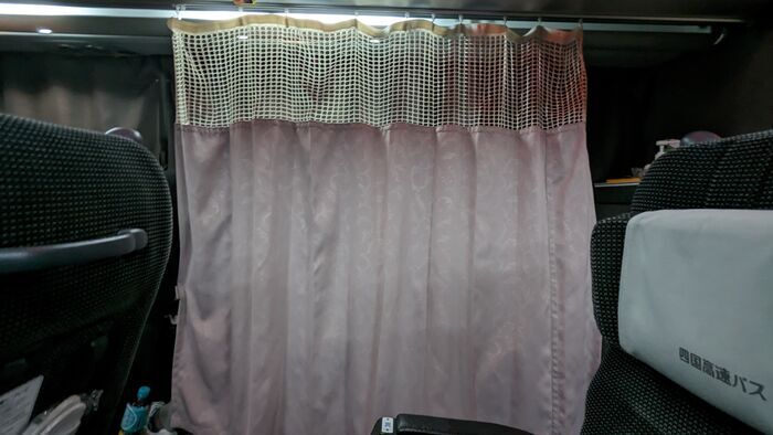 四国高速バス さぬきエクスプレス福岡号 3列独立シート カーテン