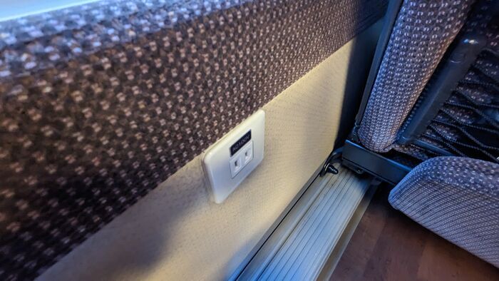 JR東海バス 名神ハイウェイバス京都線 4列ワイド・シート コンセント