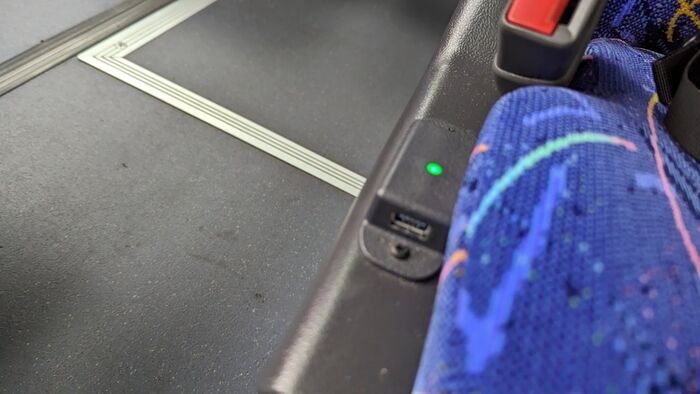 サンデン交通 ふくふく号 座席 USBポート