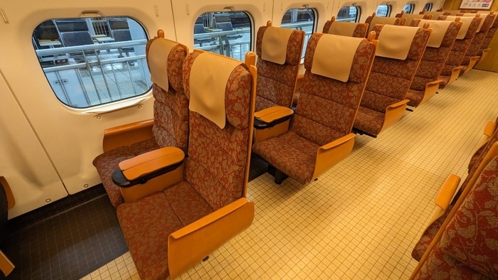 JR九州特急つばめ座席ヘッドカバー指定席自由席 これが指定席！？】JR九州の800系新幹線「つばめ」の指定席に乗って