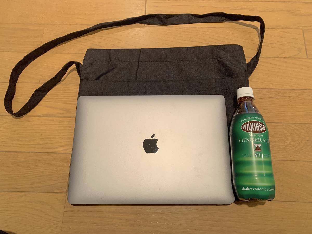 サコッシュ　Macbook A4