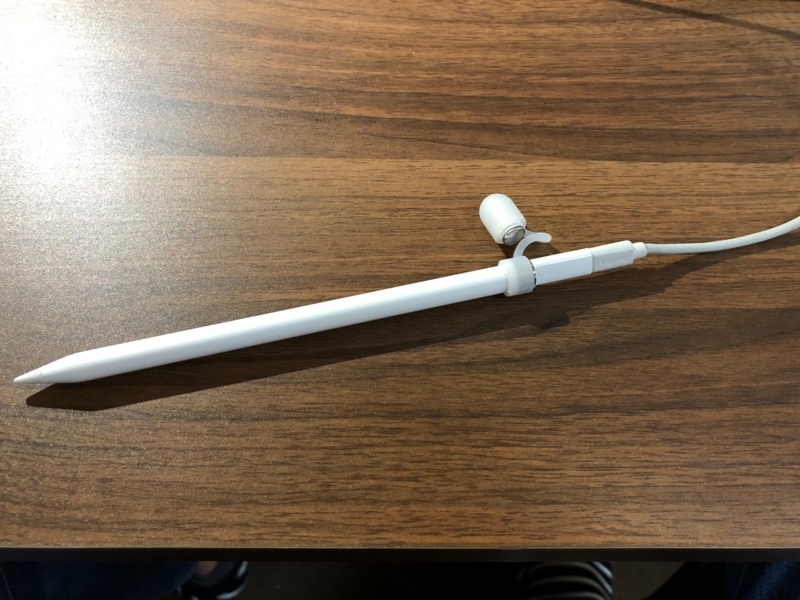 Lightningアダプタを使用してApple Pencilを充電している