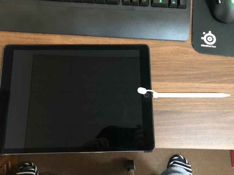 iPadProでApple Pencilを充電している