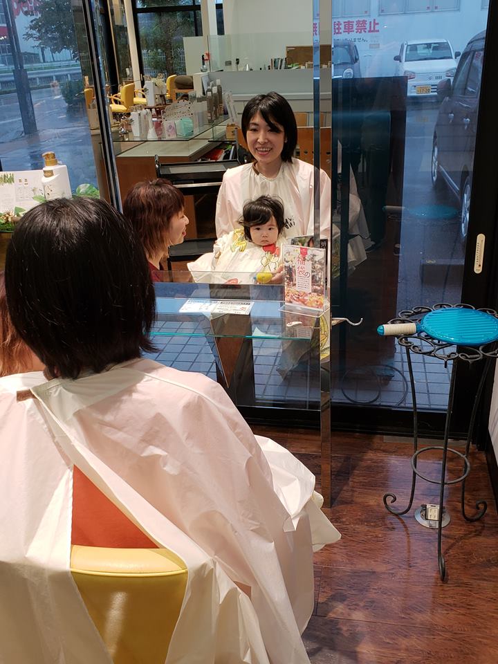 赤ちゃんの初 前髪カットに 離乳食や抱っこの話に 髪の乾かし方まで