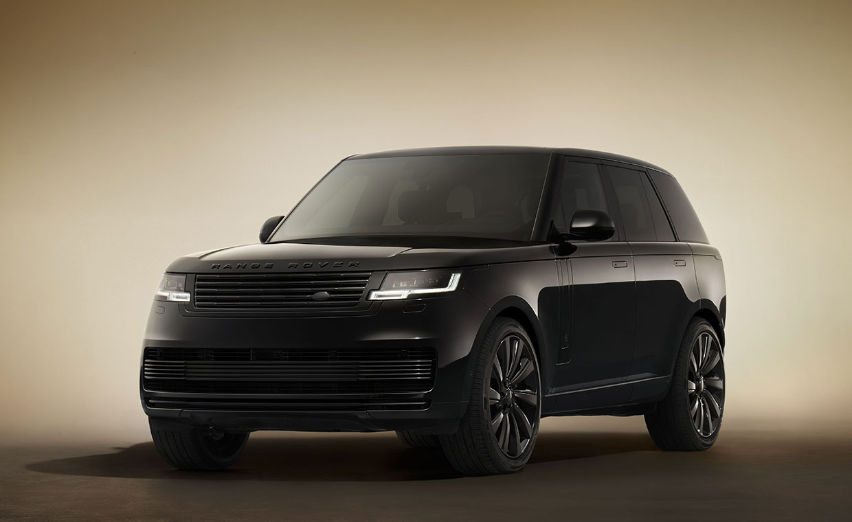 黒の極致 ゴルフから日常までを包み込む「レンジローバー SV BLACK」の