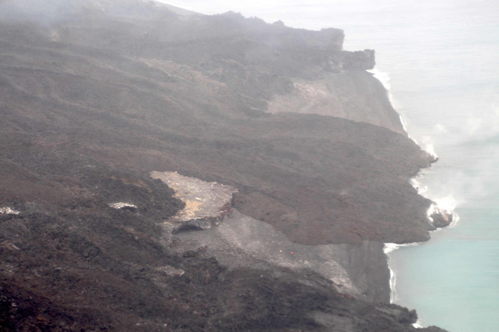 この小さな礼拝堂は、火山の火口という、ありそうもない場所にあります。