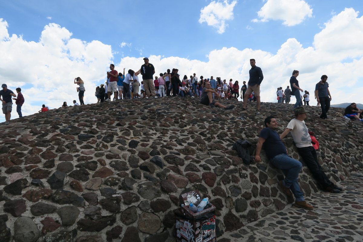 テオティワカン遺跡のピラミッドに登る - 時たま、旅人