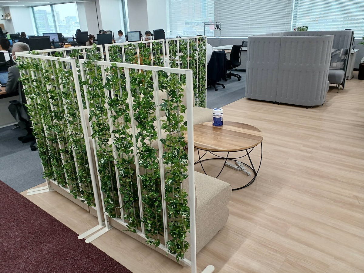 オフィスの仕切りにフェイクグリーンを採用した施工事例 - greenmode-belkの日記