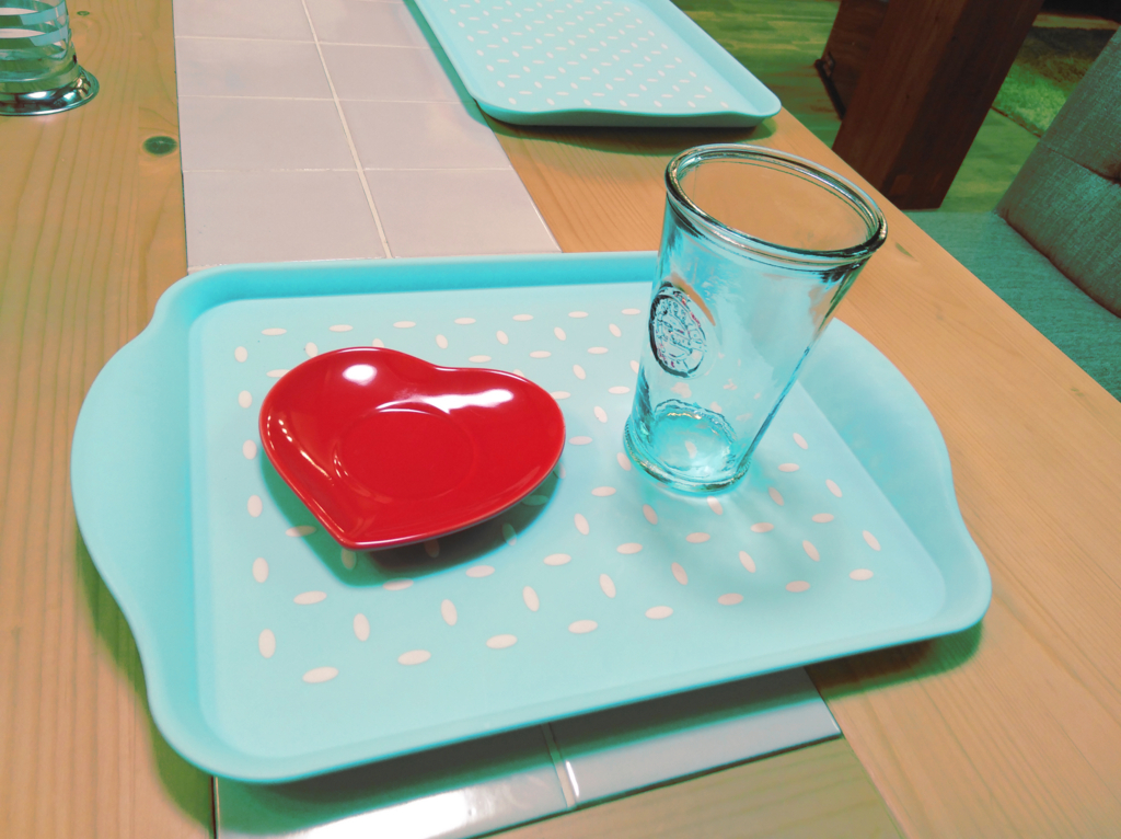 ダイソーの ポップカラーの滑らないトレイ 大好きなものに囲まれる
