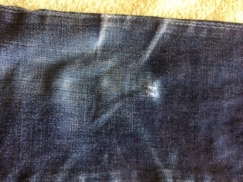 破けかけのジーンズの膝