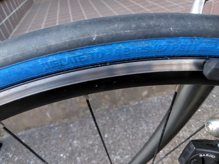 クロスバイクのケーシングがむき出しのタイヤ