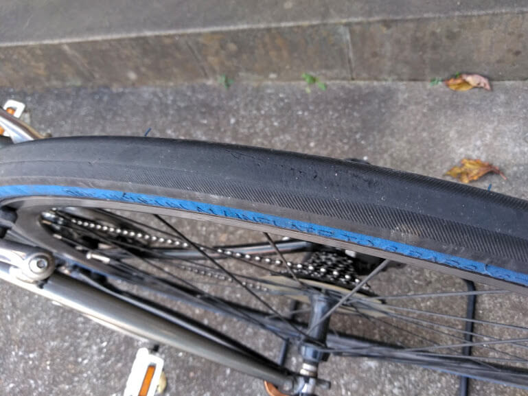 走りすぎて角ばったクロスバイクのタイヤ