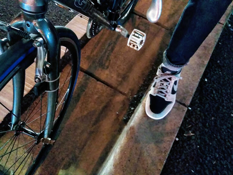 f:id:gssmboy:20181109000024j:plain クロスバイクの信号待ち