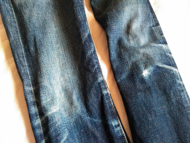 穿きこんだジーンズの膝