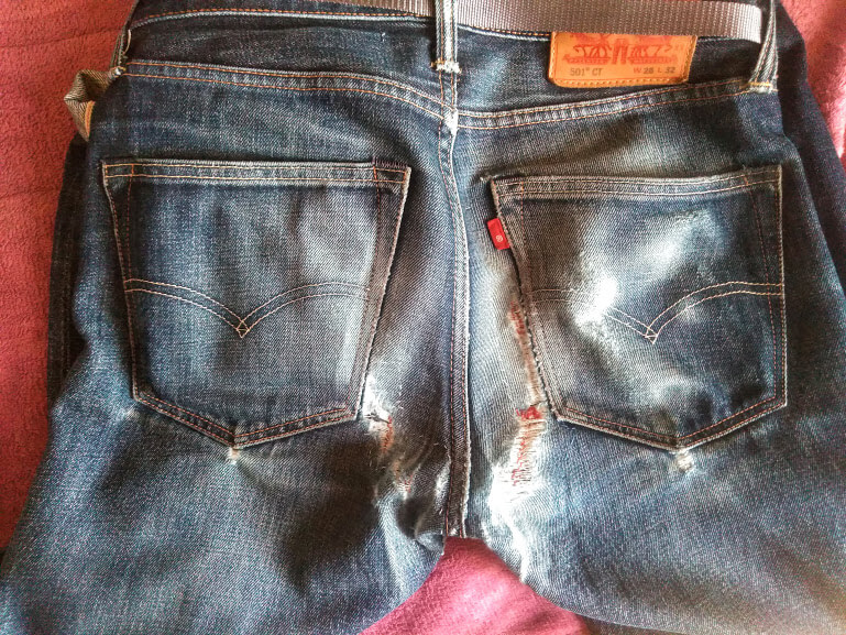 2年以上穿いてボロボロの501CTのケツ