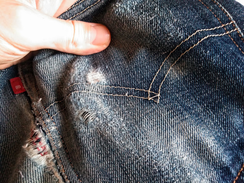 穴の開きそうなジーンズのバックポケット