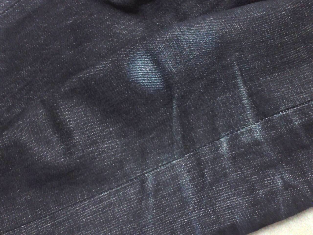 擦りむいたジーンズの膝
