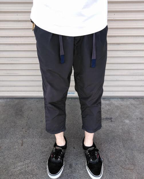 White Mountaineeringのアンクルサルエルパンツの着用イメージ