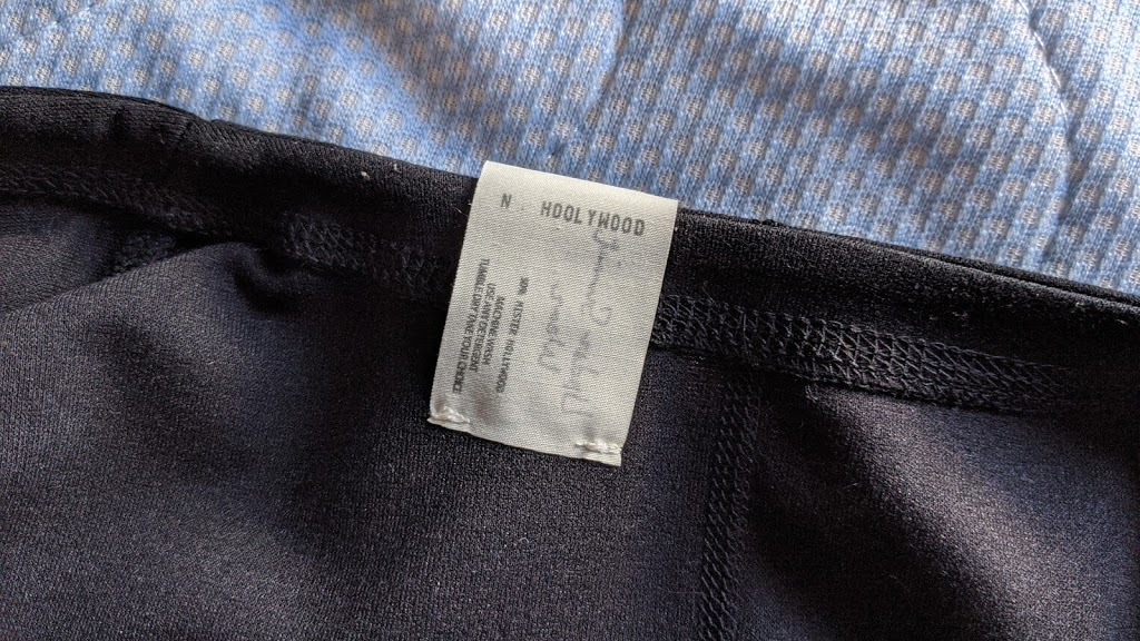 Nハリウッドのアンダーサミットウェアのタグ