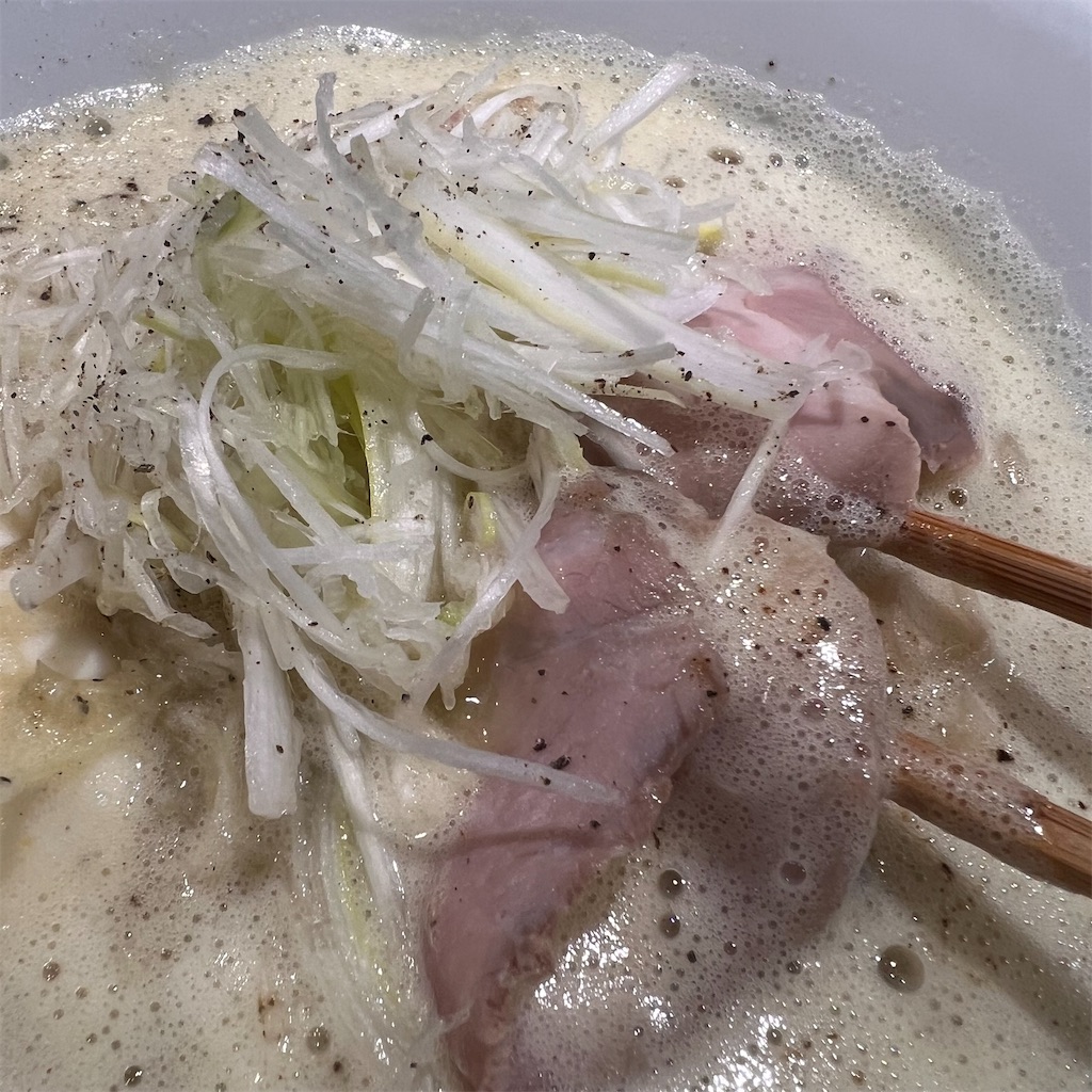 ラーメン激戦区である西中島南方で「ぴ！」のラーメンに出逢う。鶏白湯