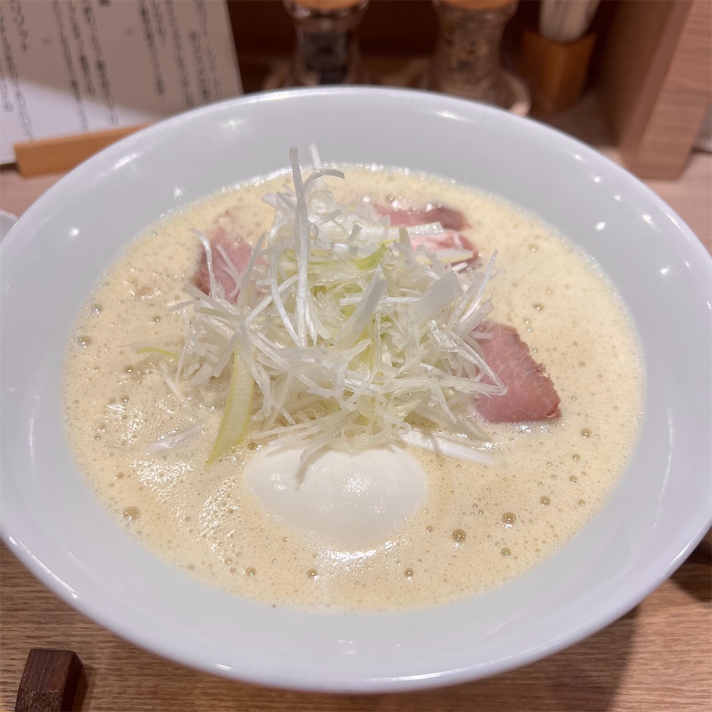 ラーメン激戦区である西中島南方で「ぴ！」のラーメンに出逢う。鶏白湯