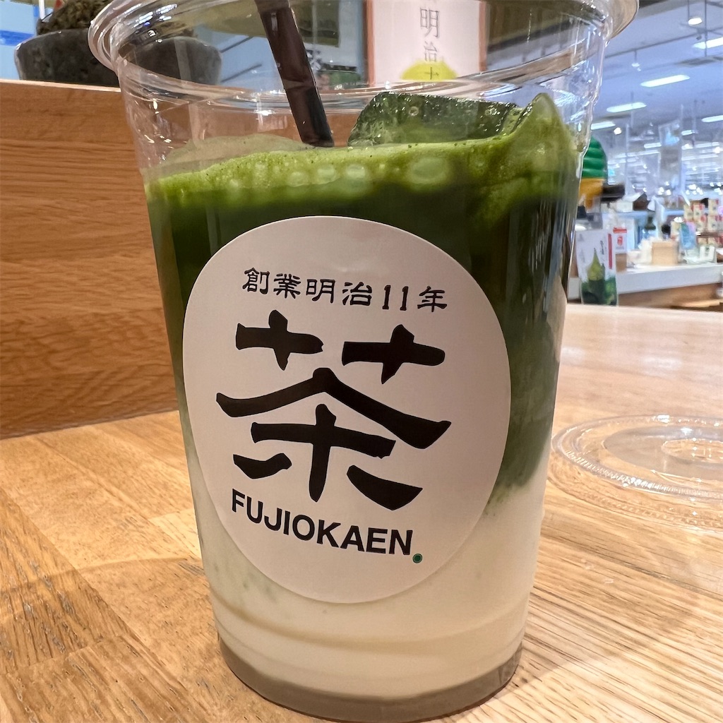 イオンモール高岡の藤岡園で美味しい抹茶ラテを。注文が入ってから点て