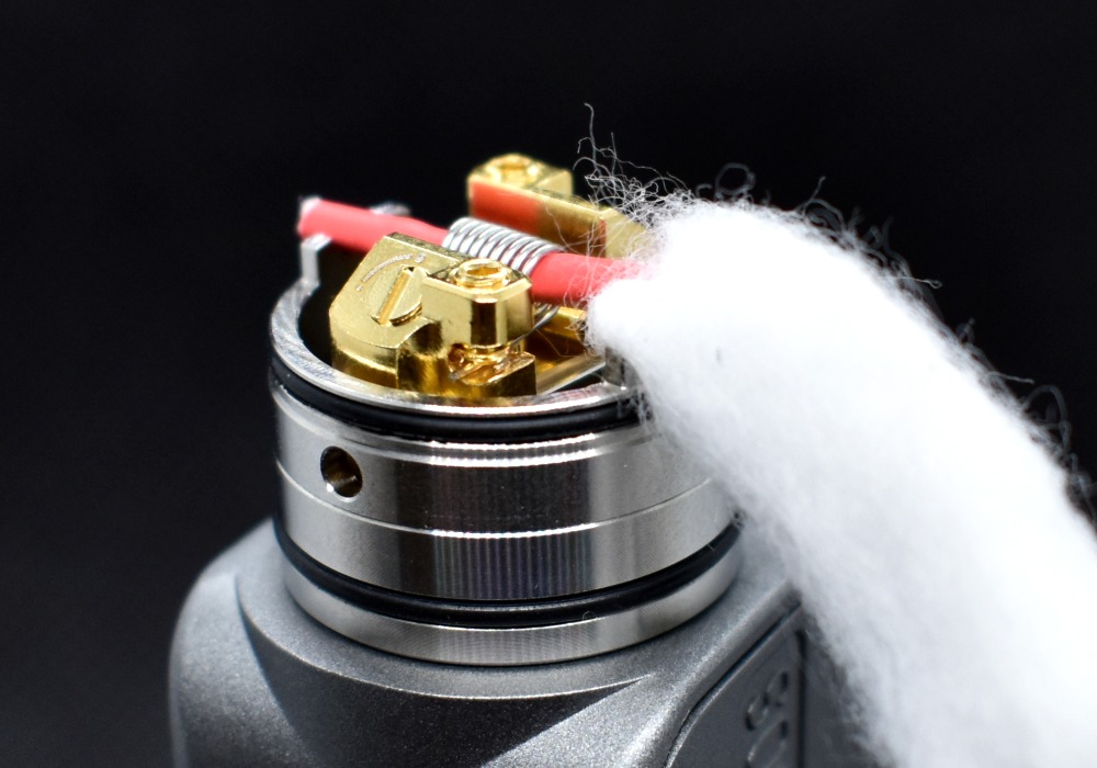 VapeFly Holic MTL RDAビルド作業、コットン詰める