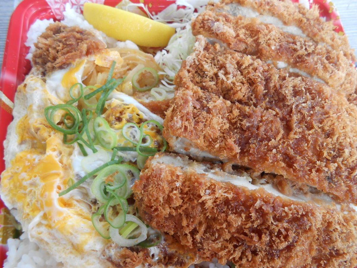 メガチキンかつデカ弁(開封後)