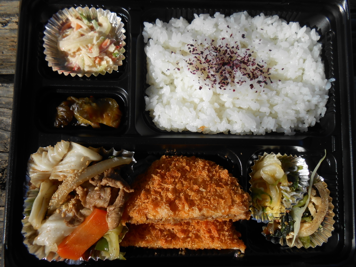 日替わり弁当（火曜日 ミンチカツ＆野菜炒め） 開封後