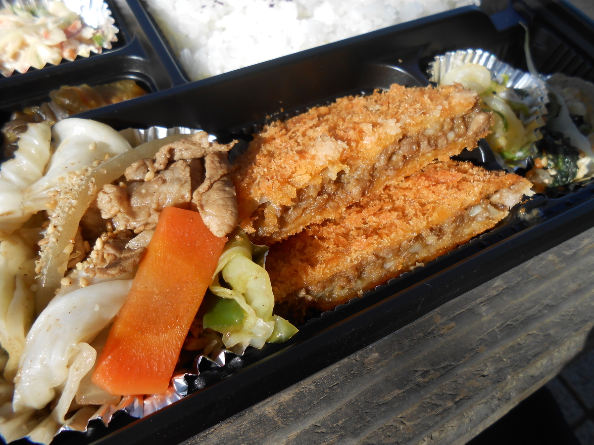 日替わり弁当（火曜日 ミンチカツ＆野菜炒め） 開封後 2