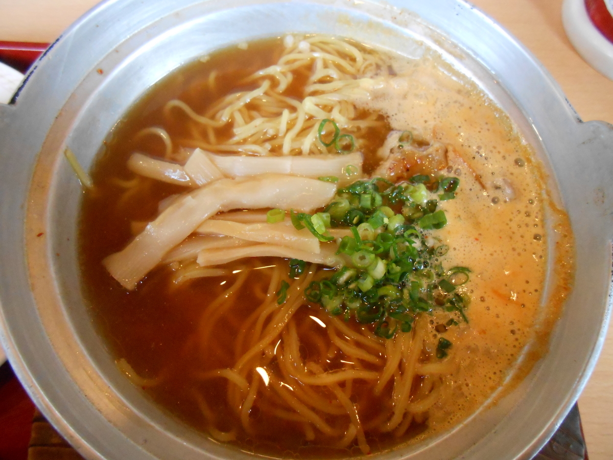 背脂たっぷり鉄鍋醤油ラーメン