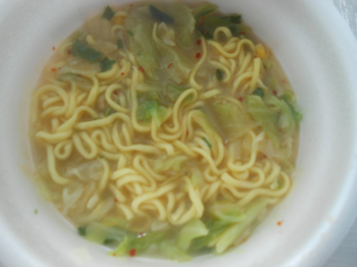 スーパーカップ ドサッと野菜鍋風 とんこつしょうゆ味ラーメン 調理後