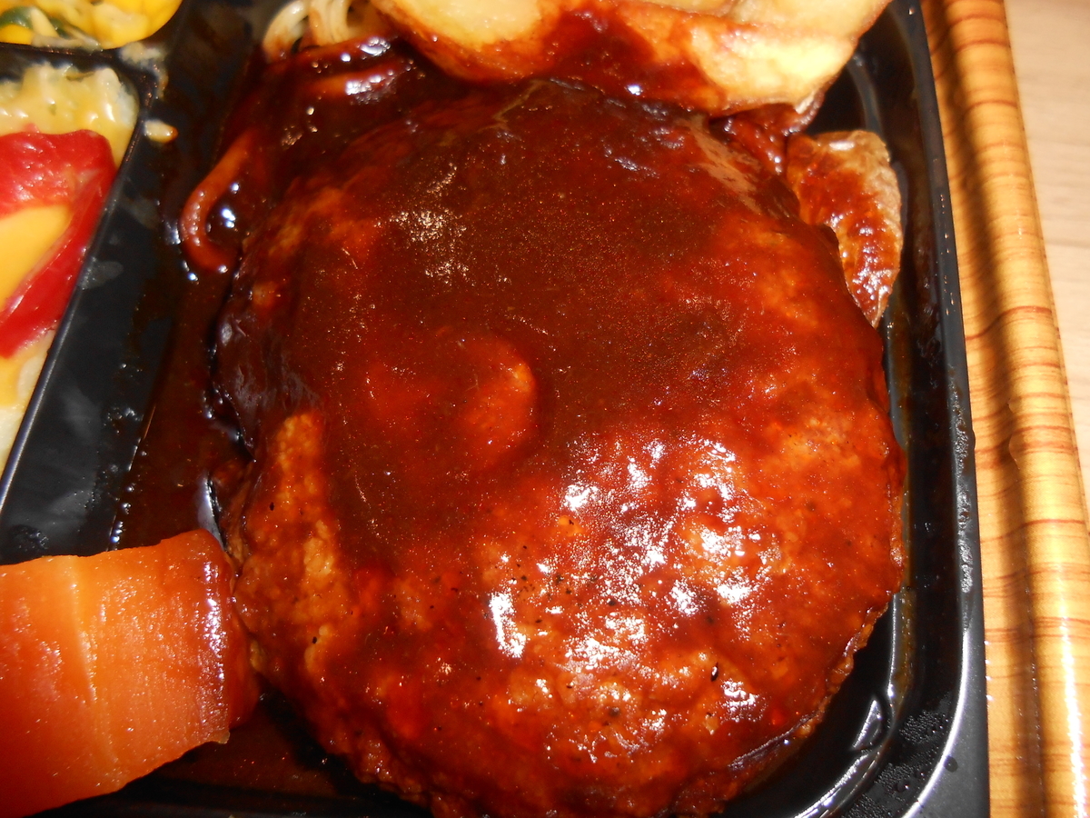 ファミリーマート 肉の旨み感じるビーフハンバーグ弁当 開封後 2
