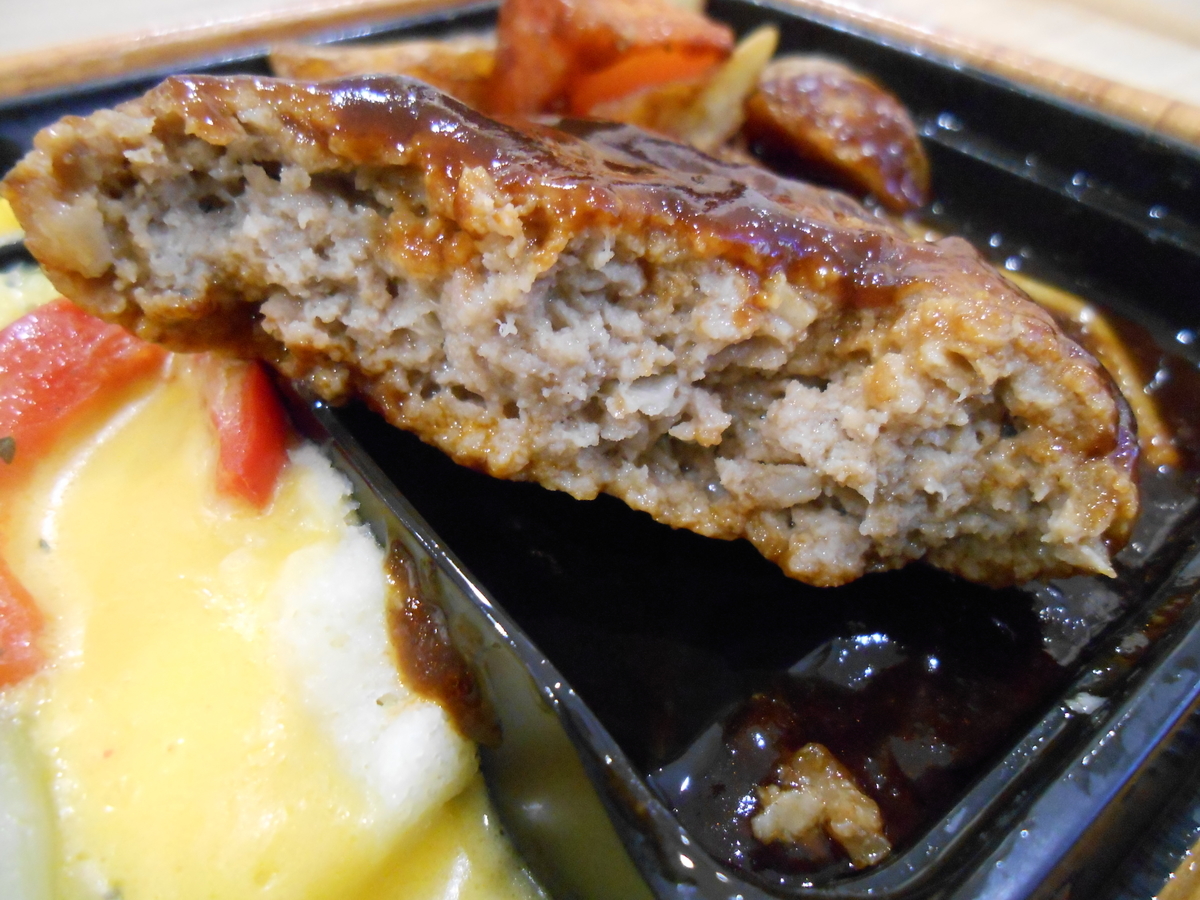 ファミリーマート 肉の旨み感じるビーフハンバーグ弁当 開封後 3