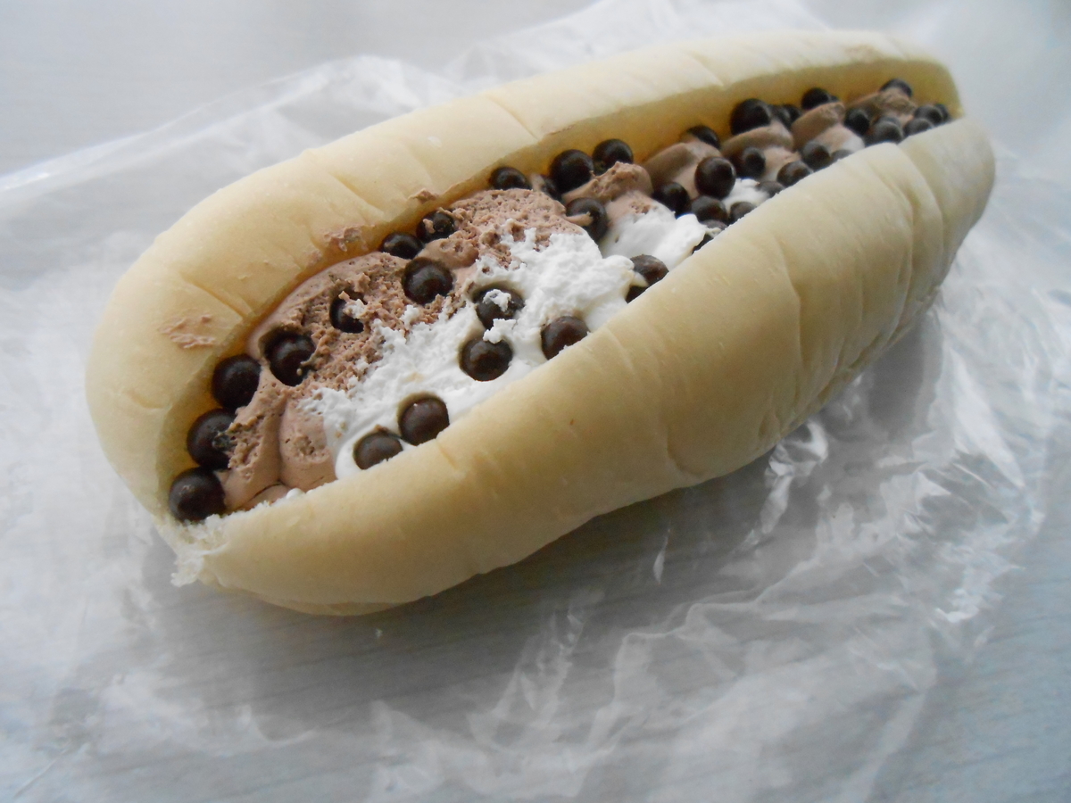 パフチョコ&ダブルホイップサンド ファミマ 開封後 側面