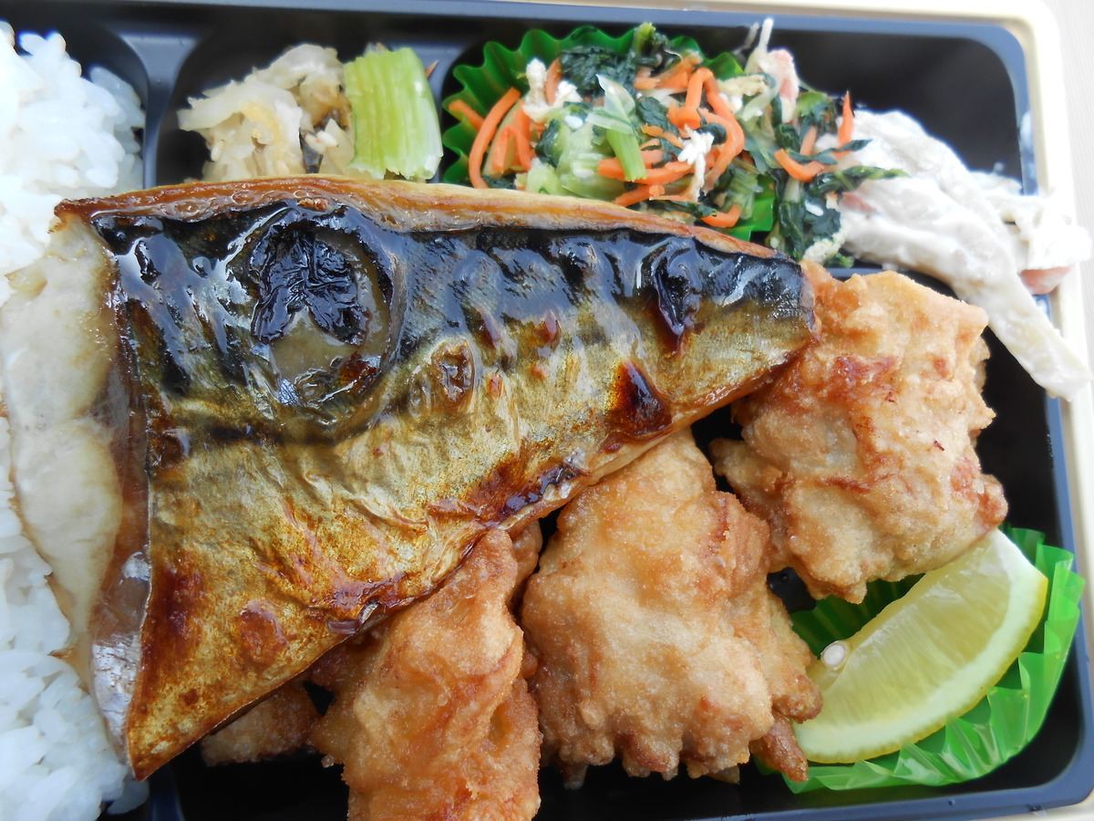 サバの塩焼とから揚げの弁当 やよい軒 メインおかず