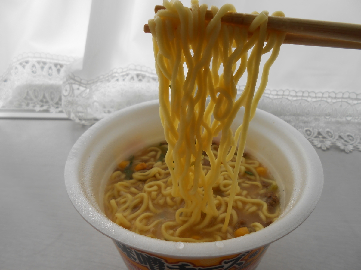 スーパーカップ 3種のチーズ入り 味噌チーズ味ラーメン 麺