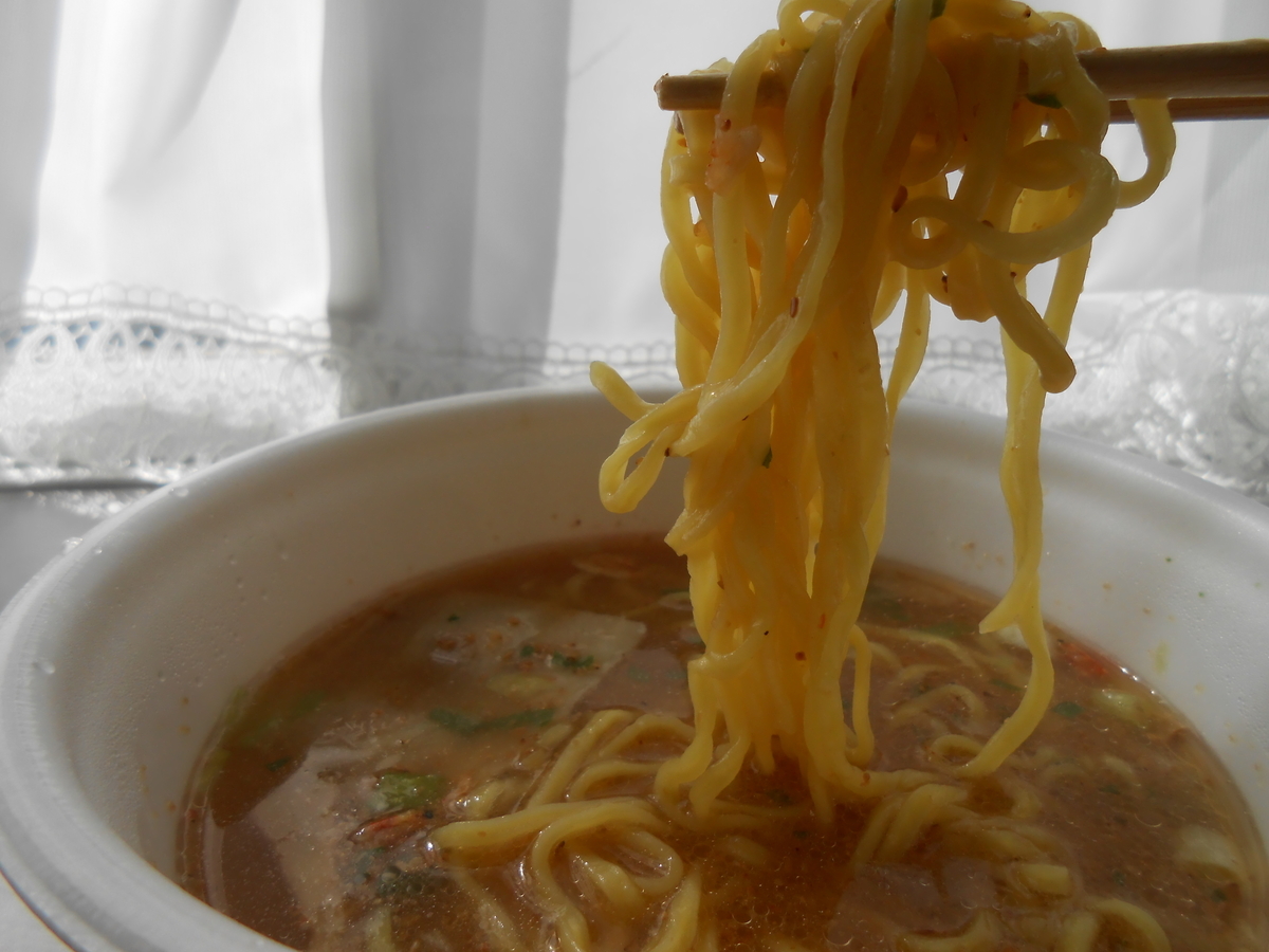 ニュータッチ 吉山商店 焙煎風海老みそらーめん 麺