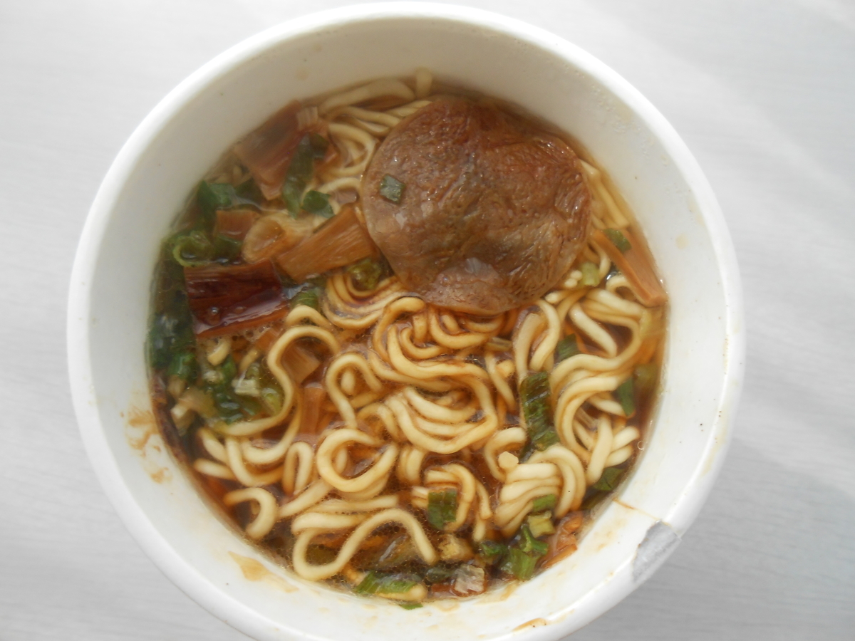 エースコック 四つ葉ブラック 濃厚醤油ラーメン（カップ麺） 調理後