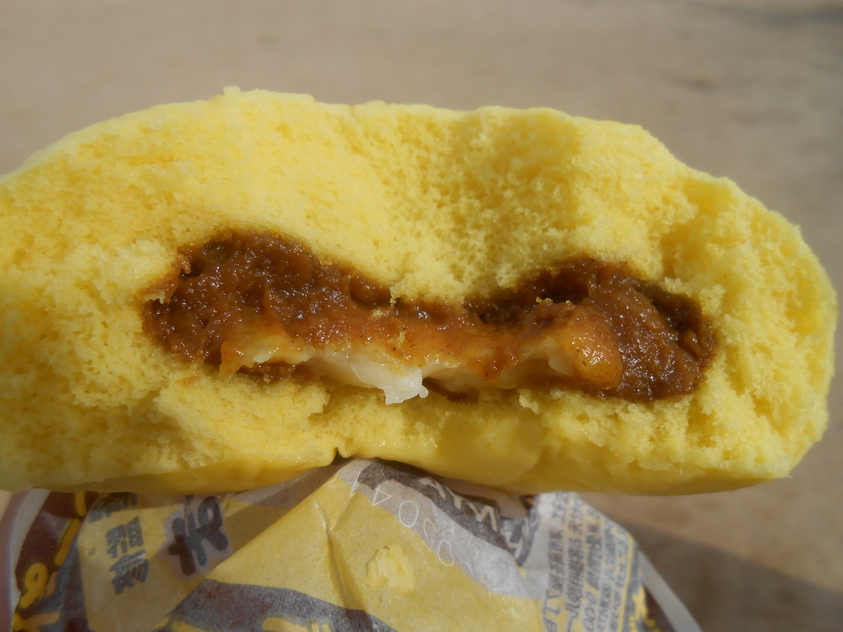 ファミマ チーズカレーまん 断面