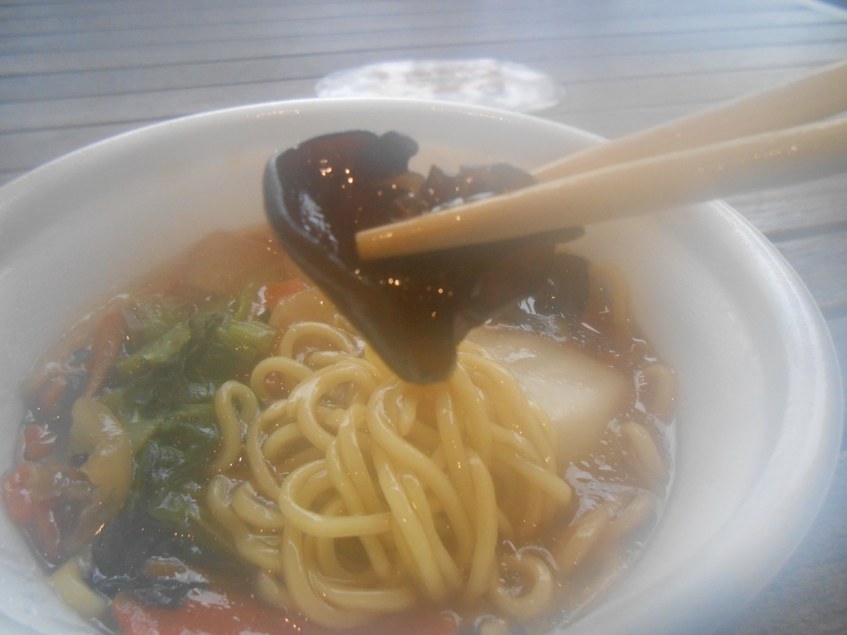 ファミマ 野菜あんかけラーメン きくらげ