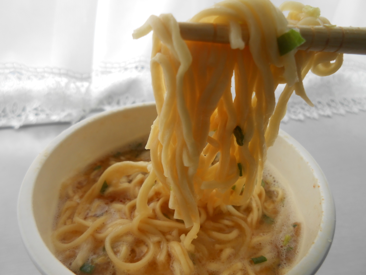 龍の家 濃厚とんこつ（カップ麺） 麺